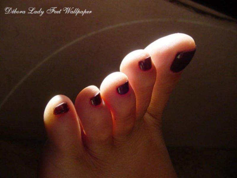 Накрашенные ноготки женских пальчиков