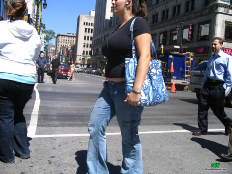 Женщины гуляют в джинсах по улице