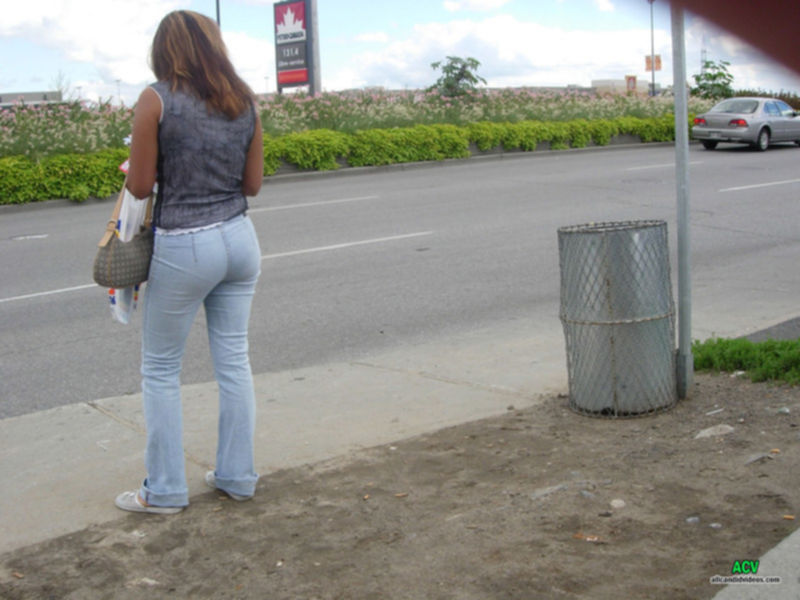 Женщины гуляют в джинсах по улице